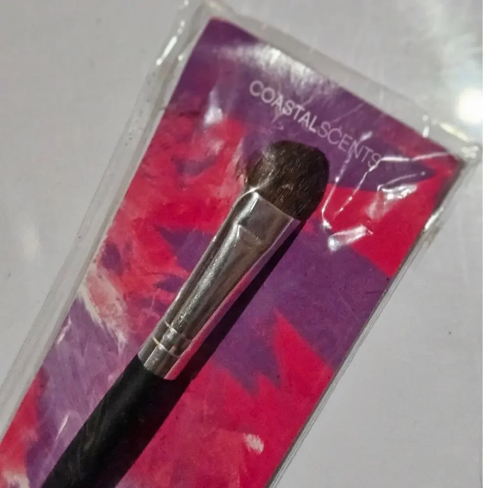 Coastal Scents Medium Shadow Brush